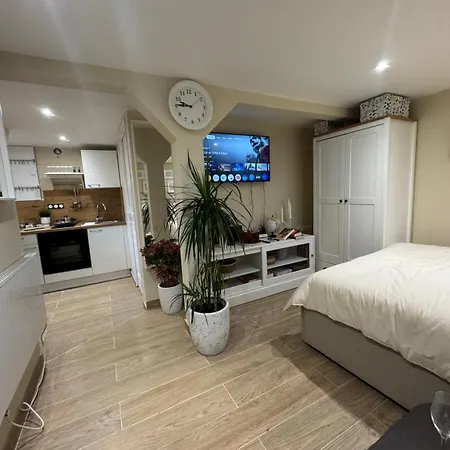 Appartement F1 Climatisee Rez De Chaussee *