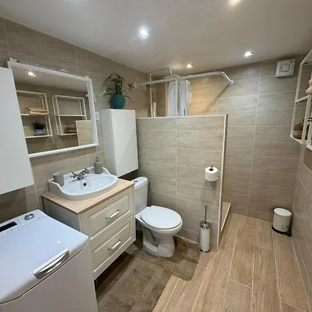 Appartement F1 Climatisee Rez De Chaussee *