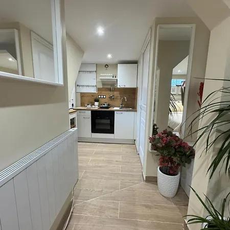 Appartement F1 Climatisee Rez De Chaussee